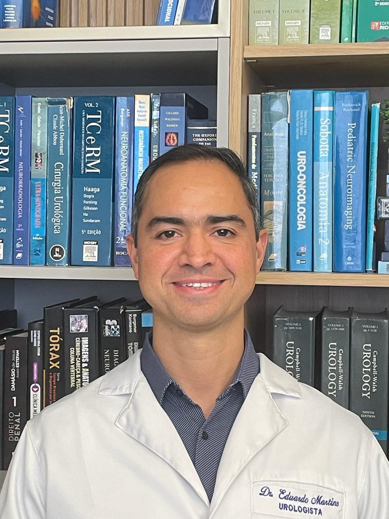 Foto do Dr. Eduardo Martins de Sousa, urologista na UROFLUX MASTER em Brasília.